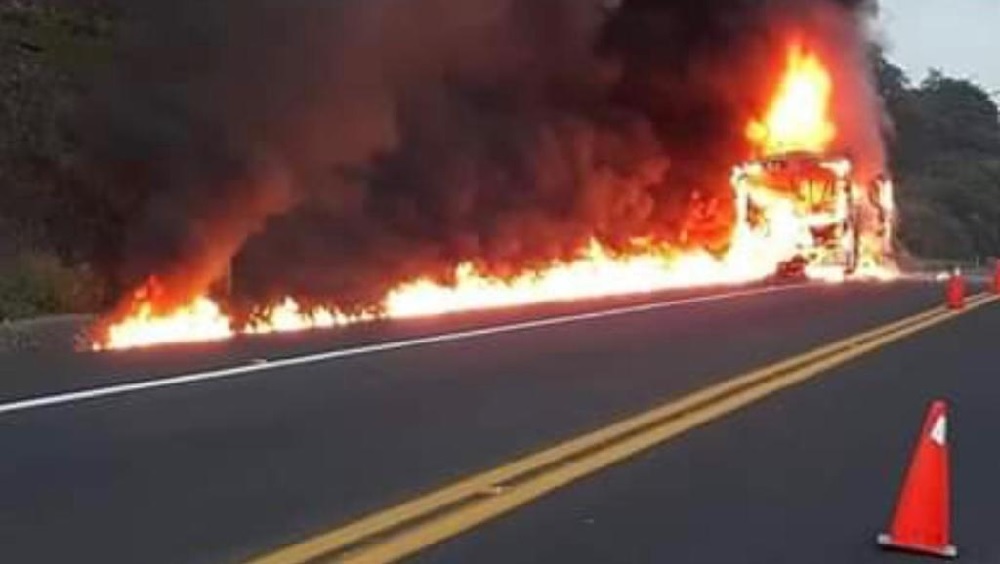 Ilesos estudiantes de la UNAM tras incendio de autobús en Veracruz