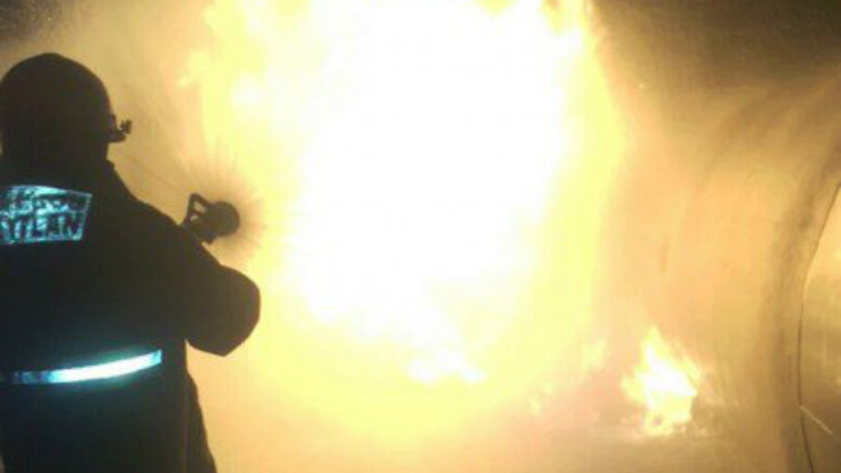 Incendian dos vehículos en Acapulco