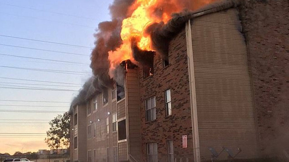 #Video Madre deja caer a su bebé desde ventana durante incendio