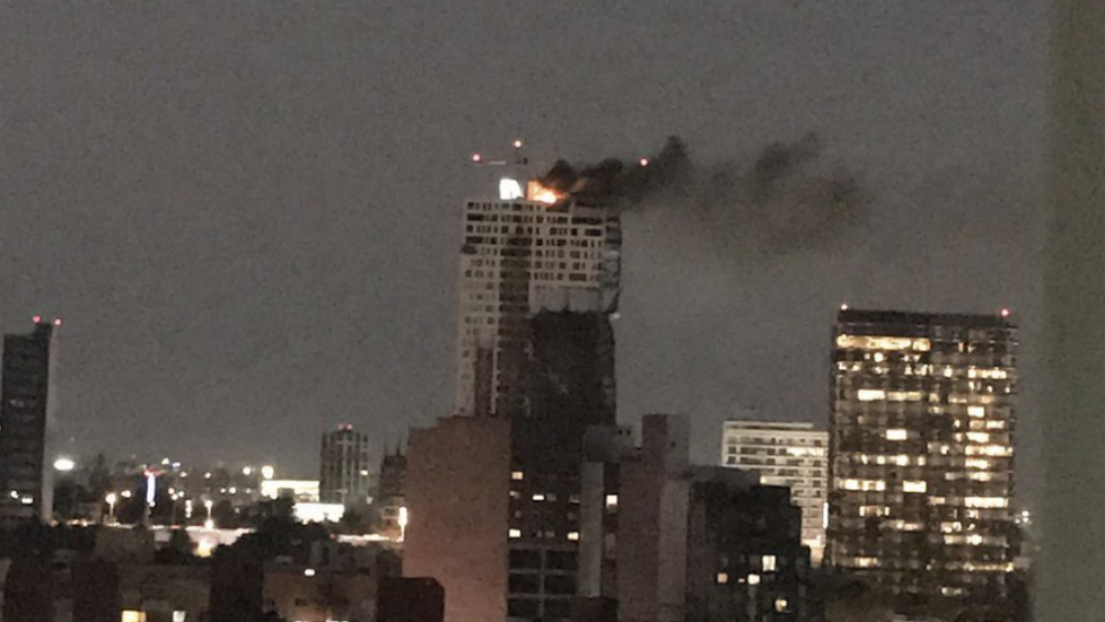 Incendio en una azotea de edificio en Periférico