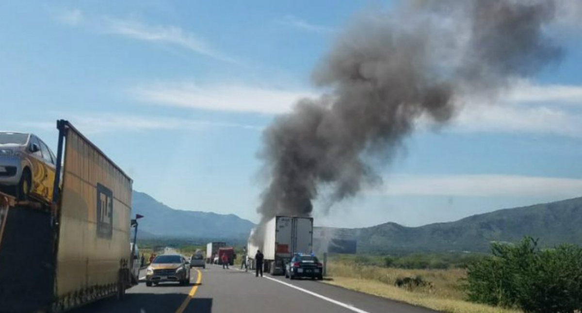 Falla mecánica provoca incendio de tráiler en Michoacán