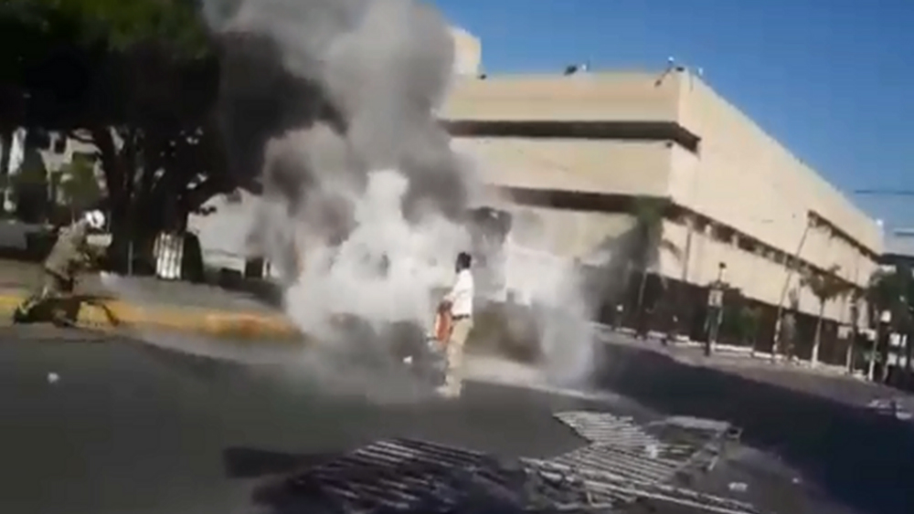 Caravana indígena se enfrenta a policías en Chiapas