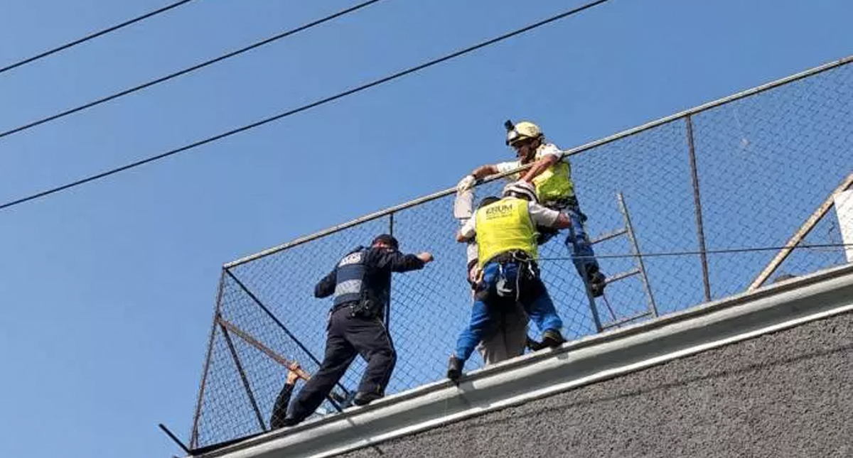 #Video Rescatan a hombre que intentaba suicidarse en la colonia Morelos