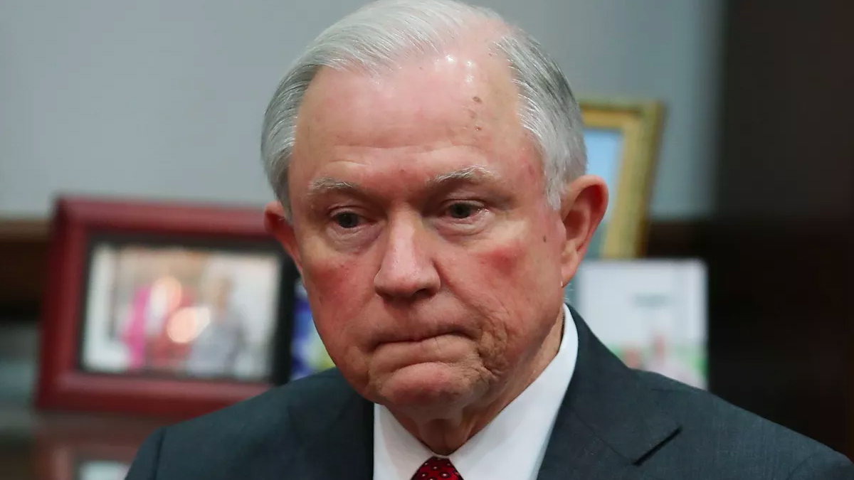 Renuncia Jeff Sessions, fiscal general de EE.UU. a petición de Trump