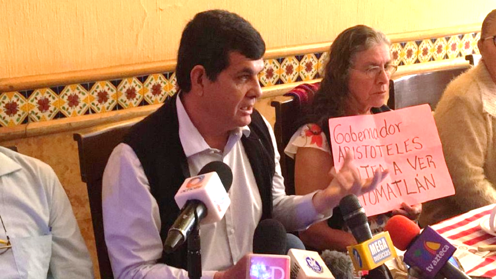 Denuncia edil de Tomatlán falta de ayuda estatal tras paso de Willa