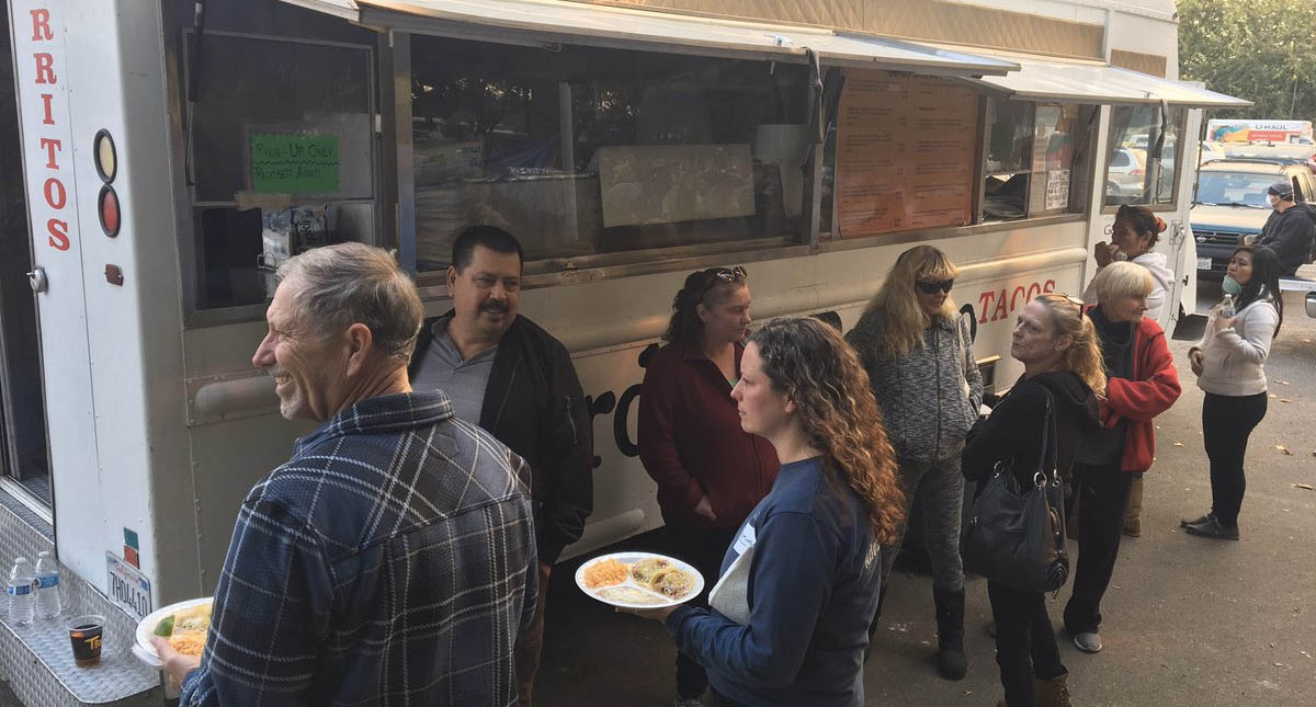 Mexicano dona tacos y tamales a afectados por incendios en California - jose-uriarte-tacos-california-incendios-2