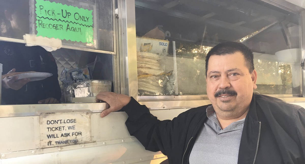 Mexicano dona tacos y tamales a afectados por incendios en California Mexicano dona tacos y tamales a afectados por incendios en California