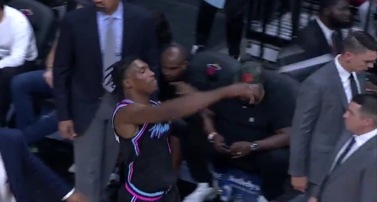 #Video Expulsan a jugador de la NBA tras lanzar tenis a las gradas