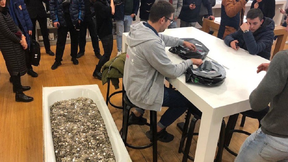 Joven acude a tienda con tina llena de monedas para comprar iPhone