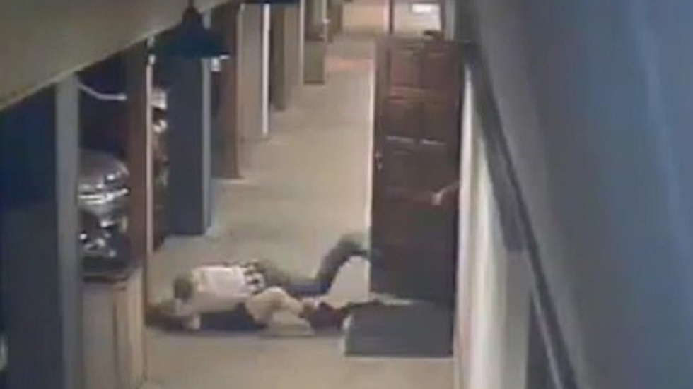 #Video Sujetos taclean y golpean brutalmente a mujer en bar - juan-rojas-tumbo-a-la-joven-al-salir-por-la-puerta-trasera-del-bar