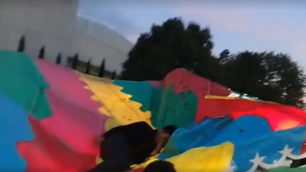 #Video Lona salva a joven tras caer de juego mecánico en Tlaxcala