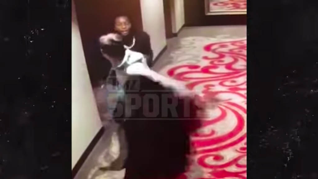#Video Jugador de los Chiefs empuja y patea a mujer en departamento