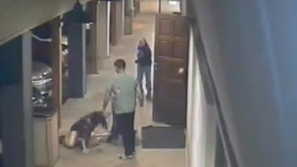 #Video Sujetos taclean y golpean brutalmente a mujer en bar