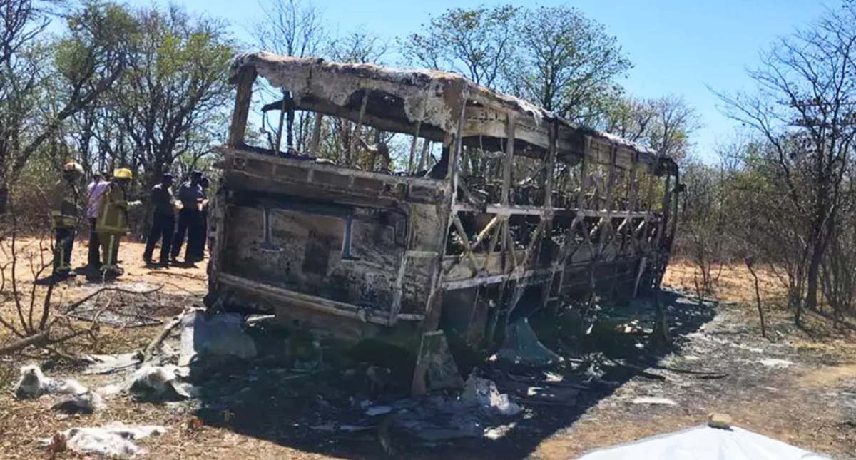 Incendio de autobús mata a 42 personas en Zimbabwe - la-posible-causa-del-incendio-fue-el-tanque-de-gas-de-un-pasajero