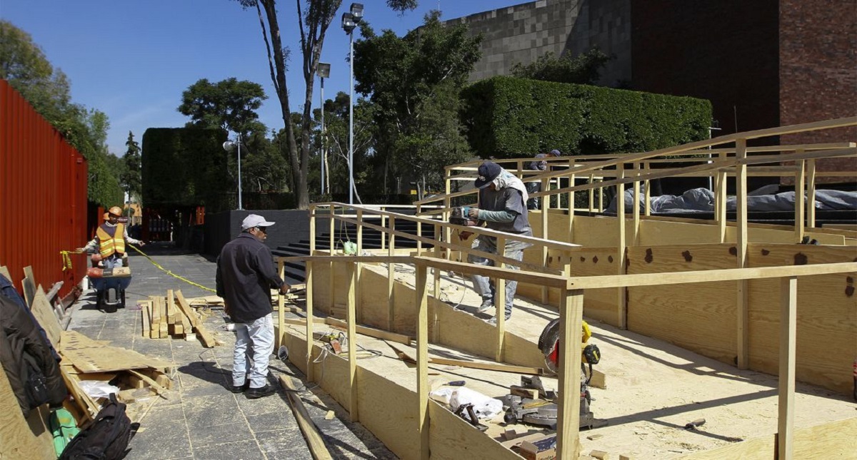 Embellecen alrededores de la Cámara de Diputados para AMLO - labores-al-interior-de-la-camara-de-diputados