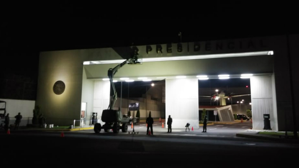 Retiran letras del Hangar Presidencial en el AICM