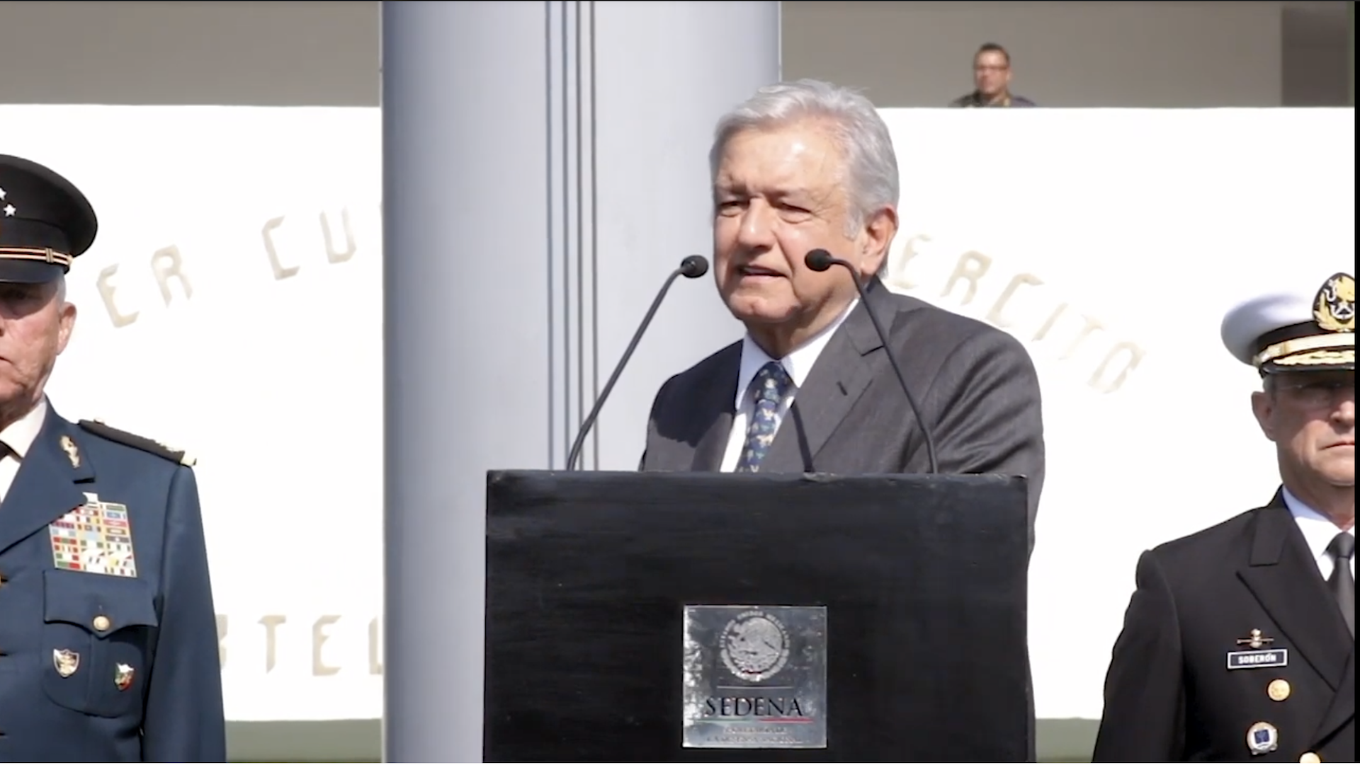 “Vengo a pedirles su apoyo, no a imponerles nada”: AMLO a las Fuerzas Armadas “Vengo a pedirles su apoyo, no a imponerles nada”: AMLO a las Fuerzas Armadas