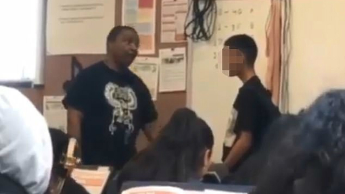 #Video Maestro ataca a estudiante por haberlo insultado