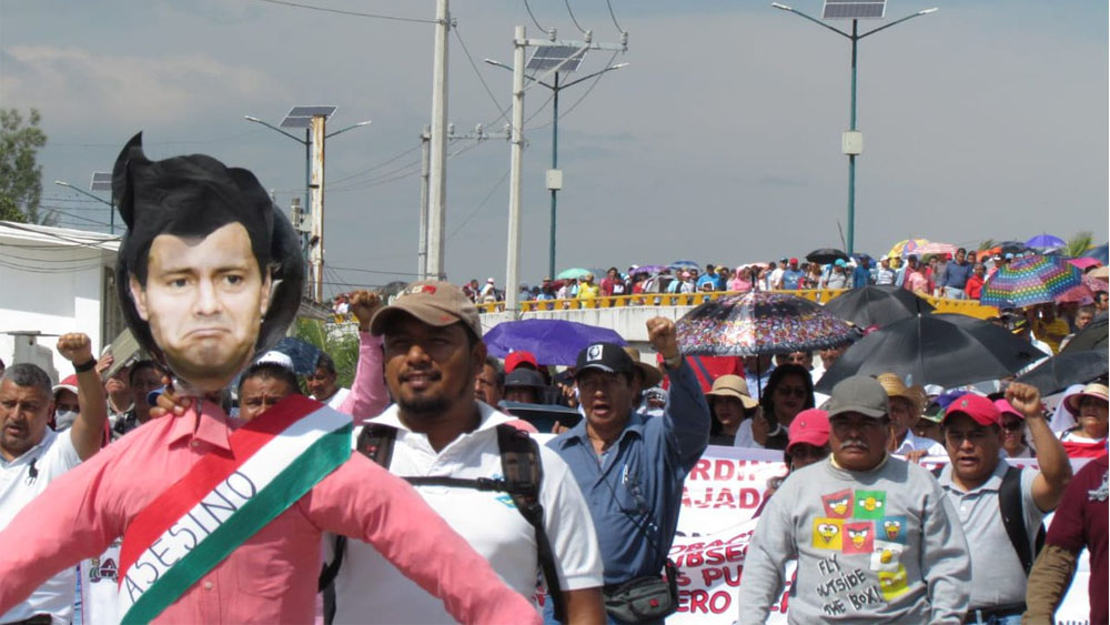 Maestros bloquean la Autopista del Sol en Chilpancingo