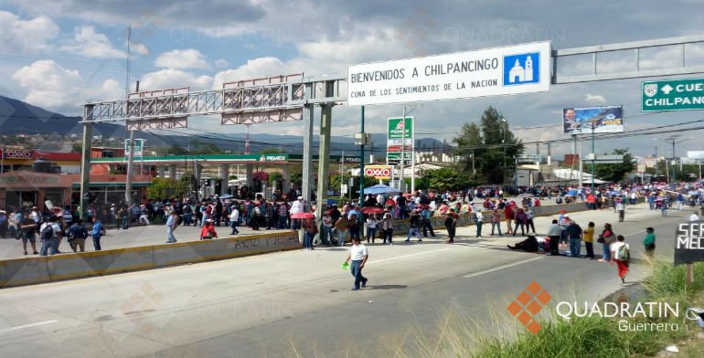 Maestros bloquean la Autopista del Sol en Chilpancingo - maestros-autopista-del-sol-chilpancingo1
