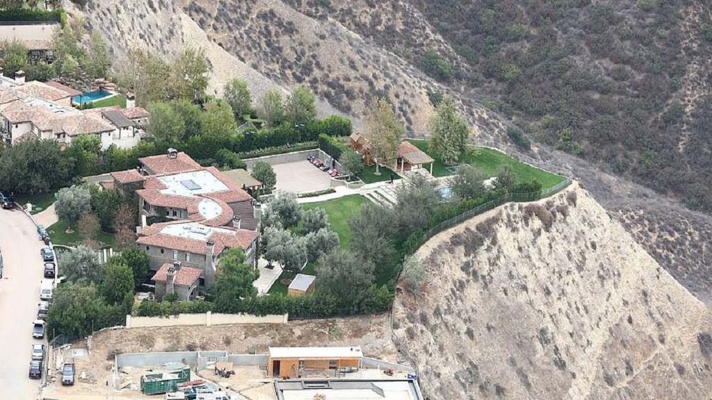Mansiones de Cher y Britney Spears se salvaron del Woosley Fire - mansion-de-kourtney-kardashian