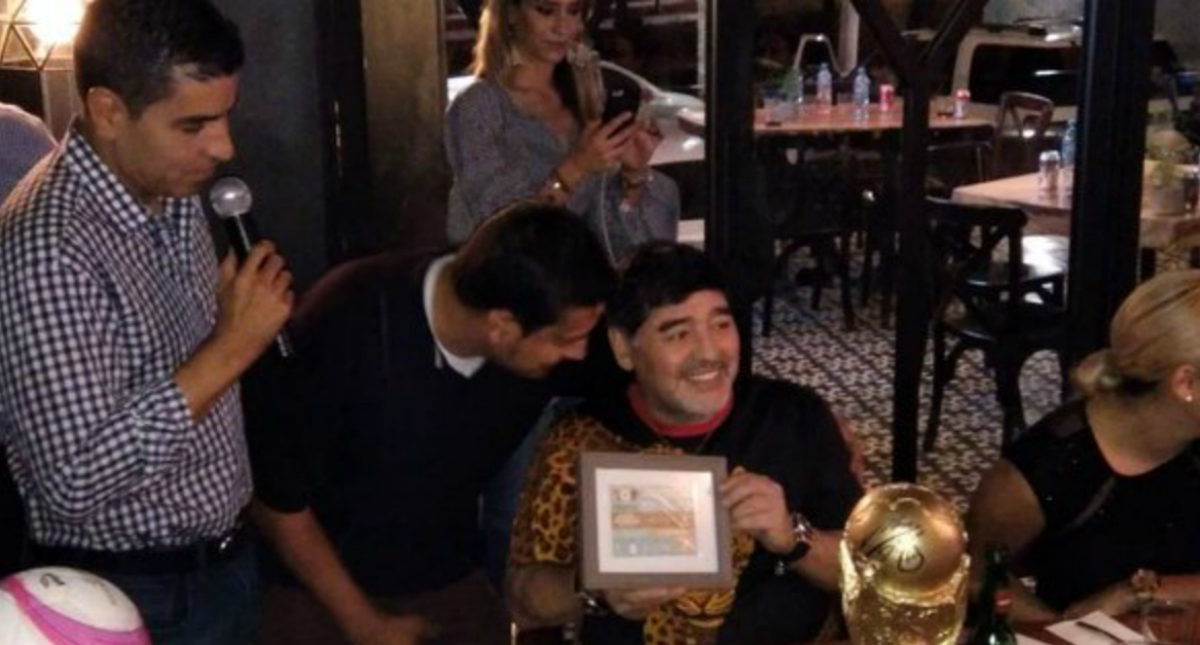 Maradona participa en subasta para damnificados en Sinaloa