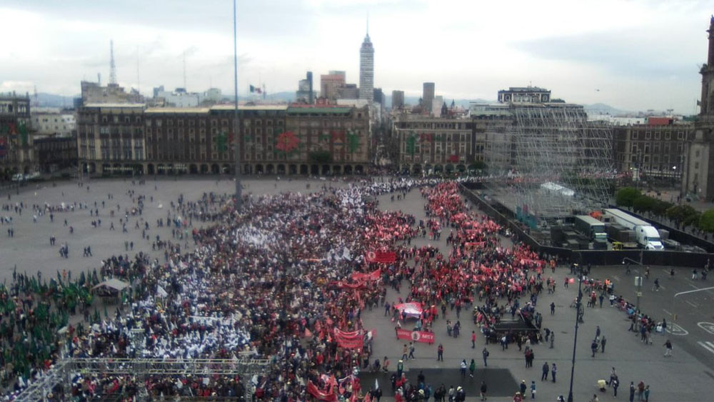 Manifestantes llegan al Zócalo