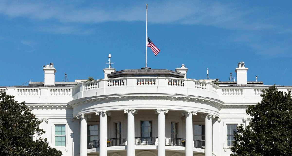 Trump ordena izar la bandera a media asta tras tiroteo en California
