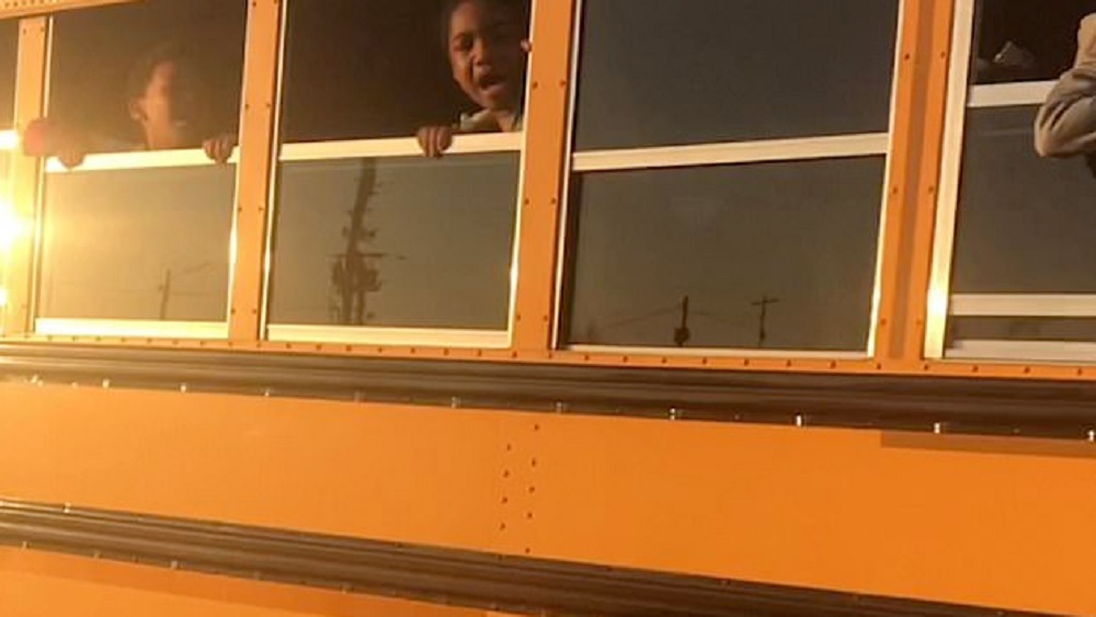 #Video Niños gritan asustados tras amenazas de chofer de autobús escolar