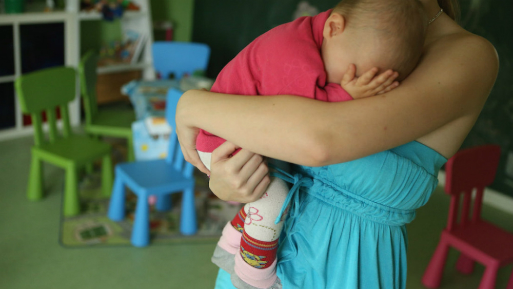 Estudio revela que cuidar niños es más cansado que trabajar