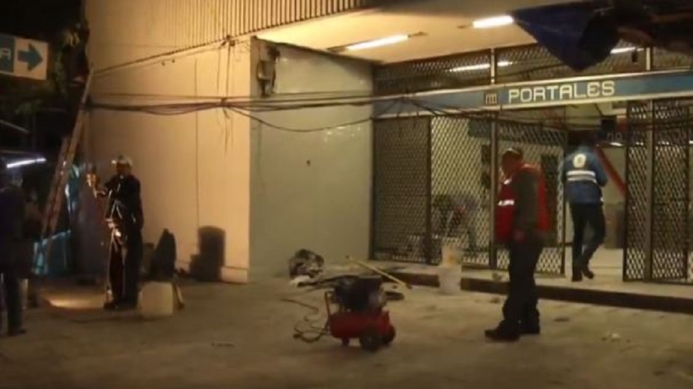 Jóvenes rocían extintor a empleados del Metro Portales