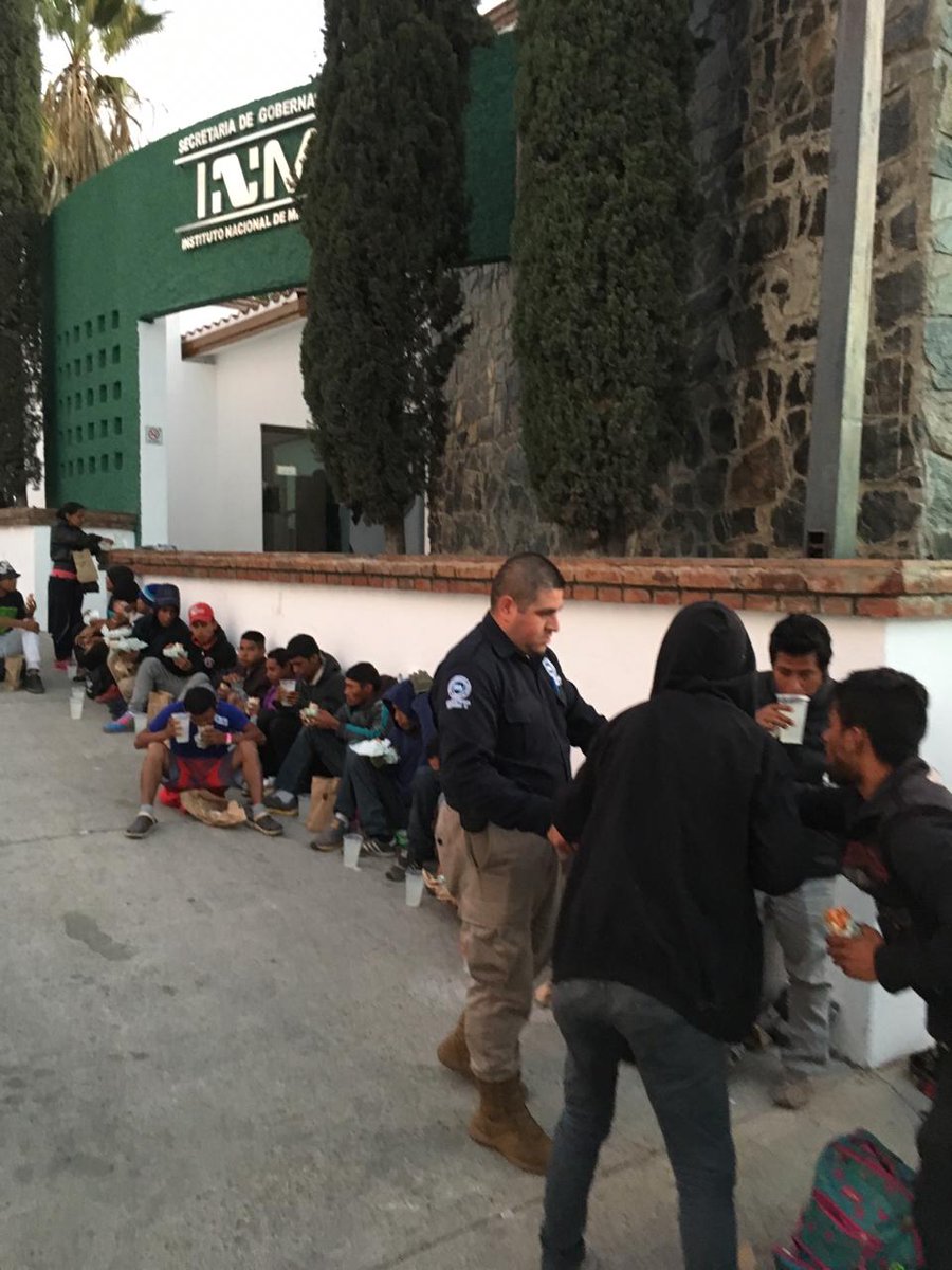 Caravana migrante trajo a México más de nueve mil centroamericanos - migrantes-acudieron-al-inm-para-pedir-su-retorno-a-honduras