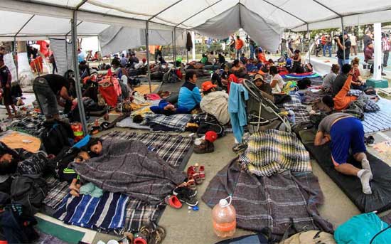 Trasladan a migrantes a un nuevo albergue en Tijuana - migrantes-albergue-tijuana