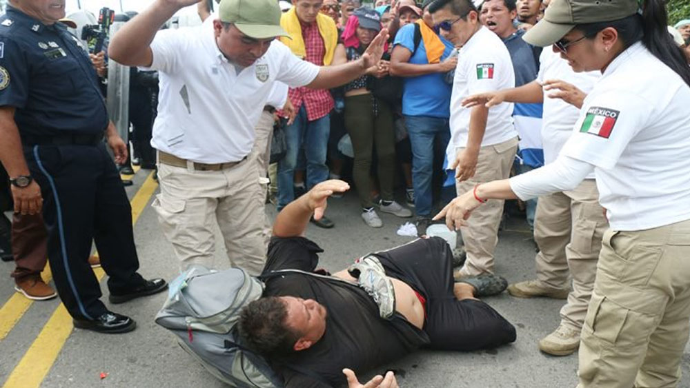 Policías y agentes del INM desintegran nueva caravana en Chiapas