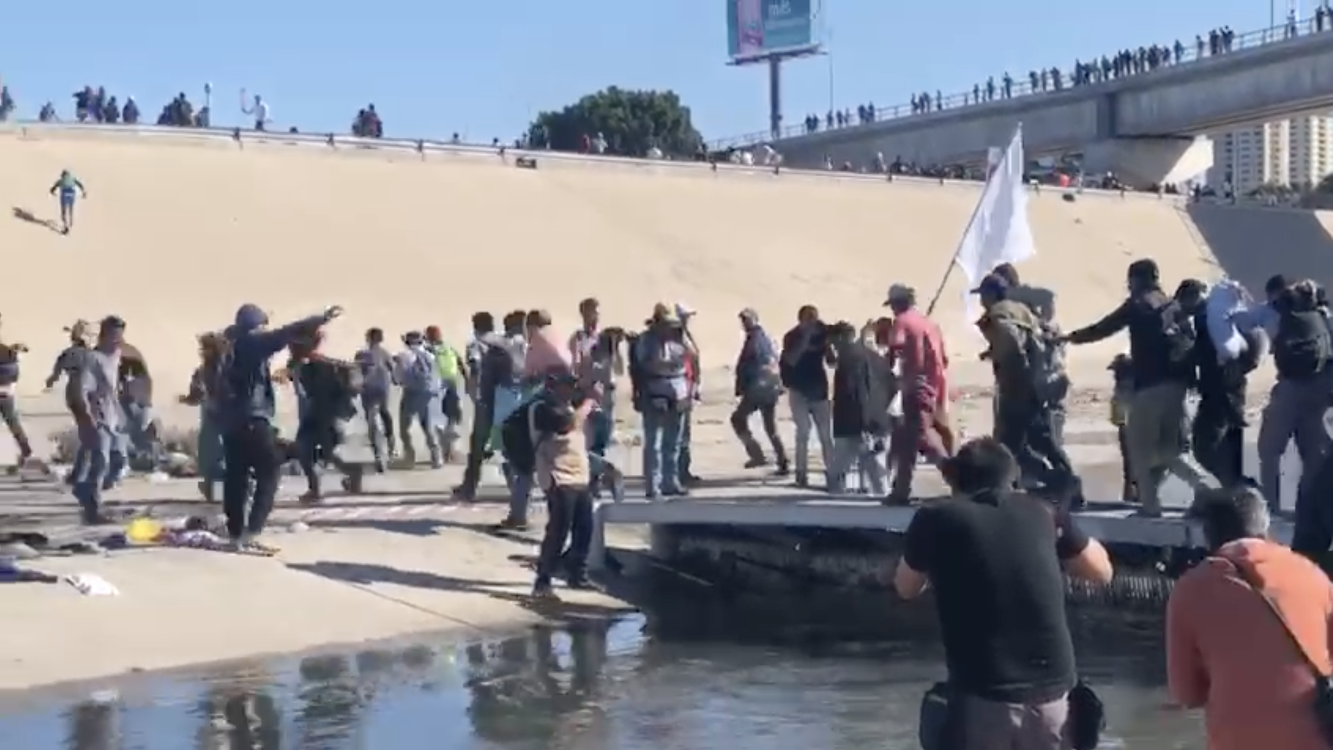 Policía fronteriza disparó gas lacrimógeno a migrantes