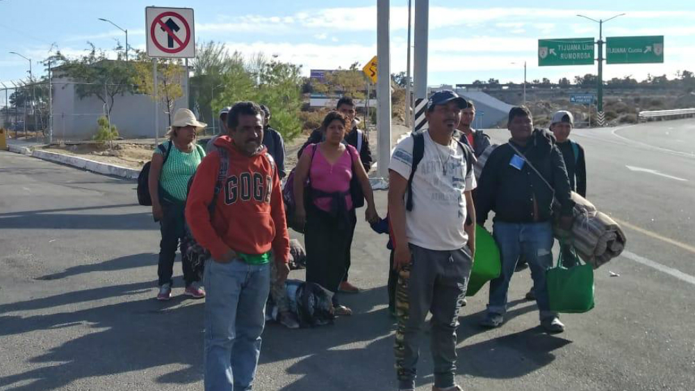 Se manifiestan en Tijuana a favor y en contra de caravana migrante - migrantes-garits-san-ysidro