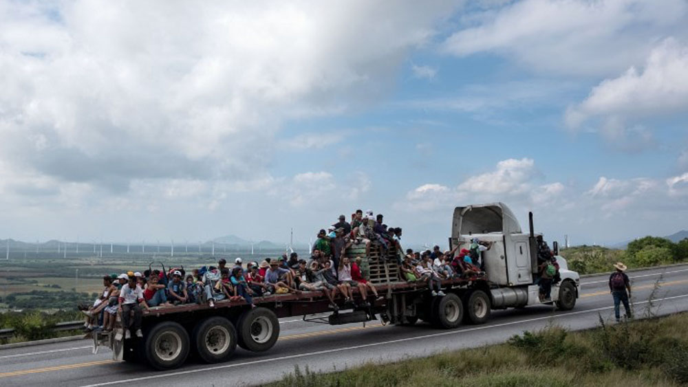 Caravana migrante avanza hacia Donají, Oaxaca