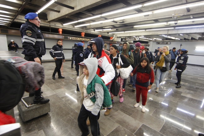 Caravana migrante deja Magdalena Mixhuca y avanza hacia Querétaro - migrantes-mixhuca2