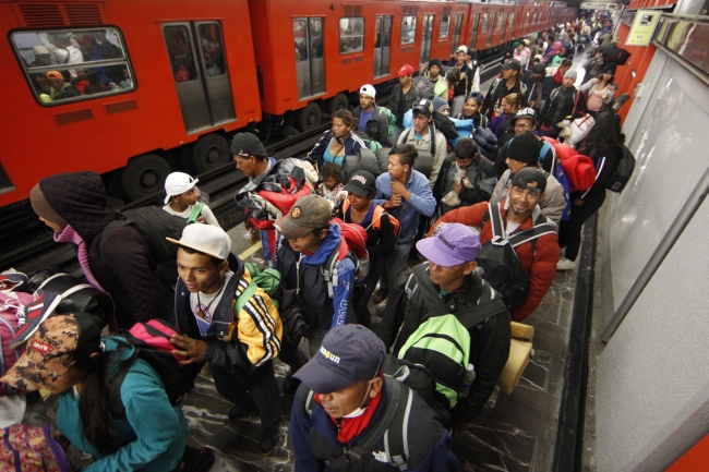 Caravana migrante deja Magdalena Mixhuca y avanza hacia Querétaro - migrantes-mixhuca3