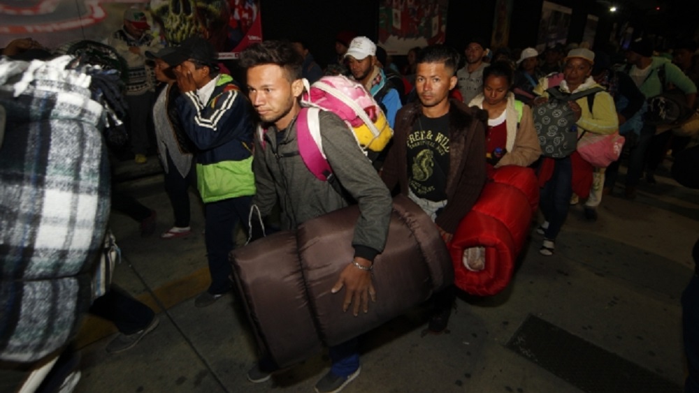 Caravana migrante deja Magdalena Mixhuca y avanza hacia Querétaro