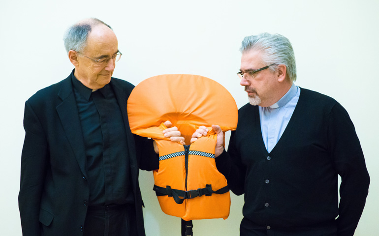 La angustia del papa ante la crisis migratoria mundial - migrantes-salvavidas-papa-francisco