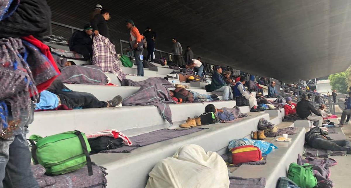 Prevén arribo de cinco mil centroamericanos a la CDMX - migrantes-se-acomodan-en-escaleras-del-estadio-jesus-martinez