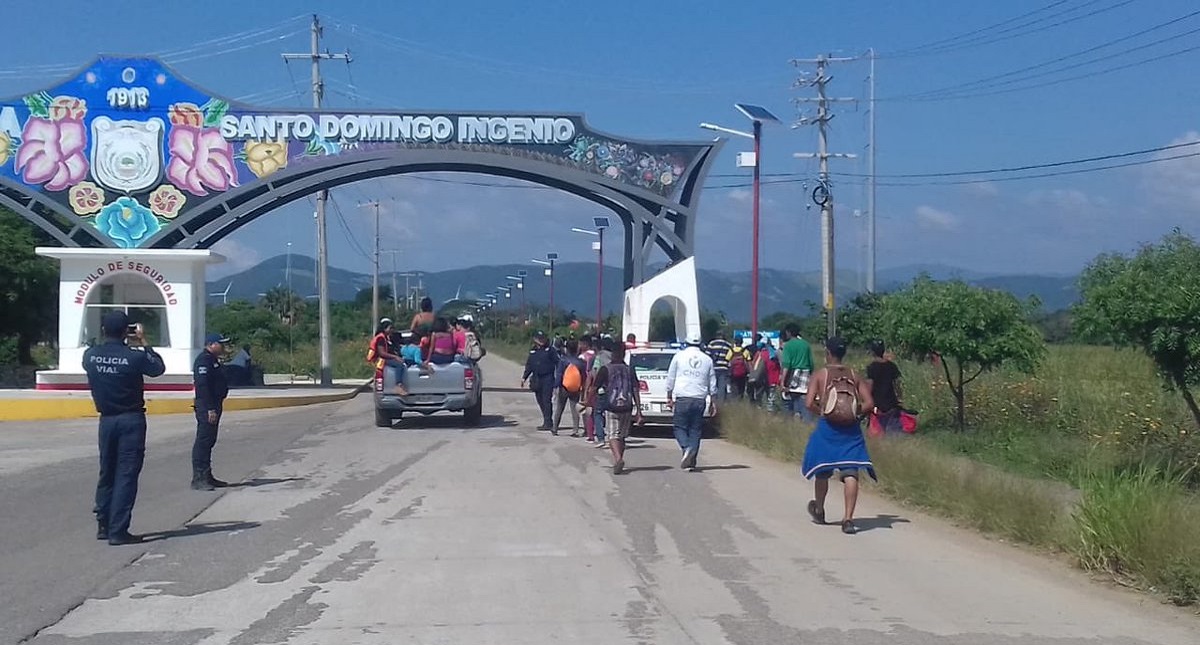 Expulsan de segunda caravana a tres migrantes para su deportación - mirantes-llegando-a-santo-domingo-ingenio-oaxaca
