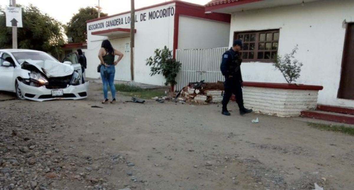 Mujer choca contra maceta en Mocorito, Sinaloa - mocorito-choque