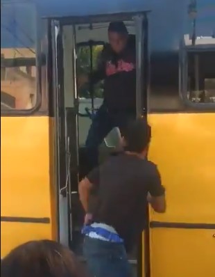 #Video Atropellan a hombre tras intentar asaltar camión - momento-en-que-pasajero-baja-a-patadas-a-delincuene