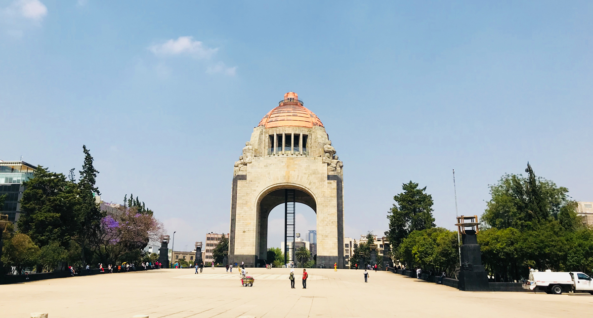 Los enemigos que ‘habitan’ el Monumento a la Revolución