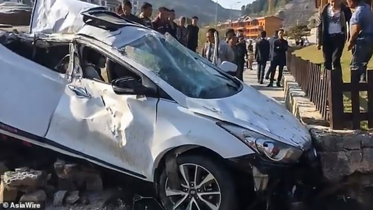 #Video Mujer sale despedida de su auto tras choque