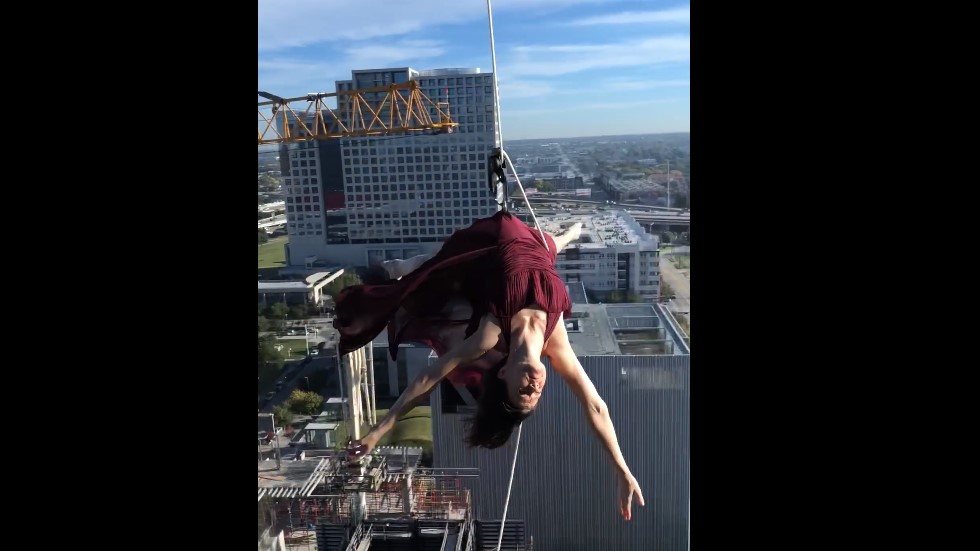 #Video Mujer ejecuta acto de danza aérea frente a edificio en Dallas