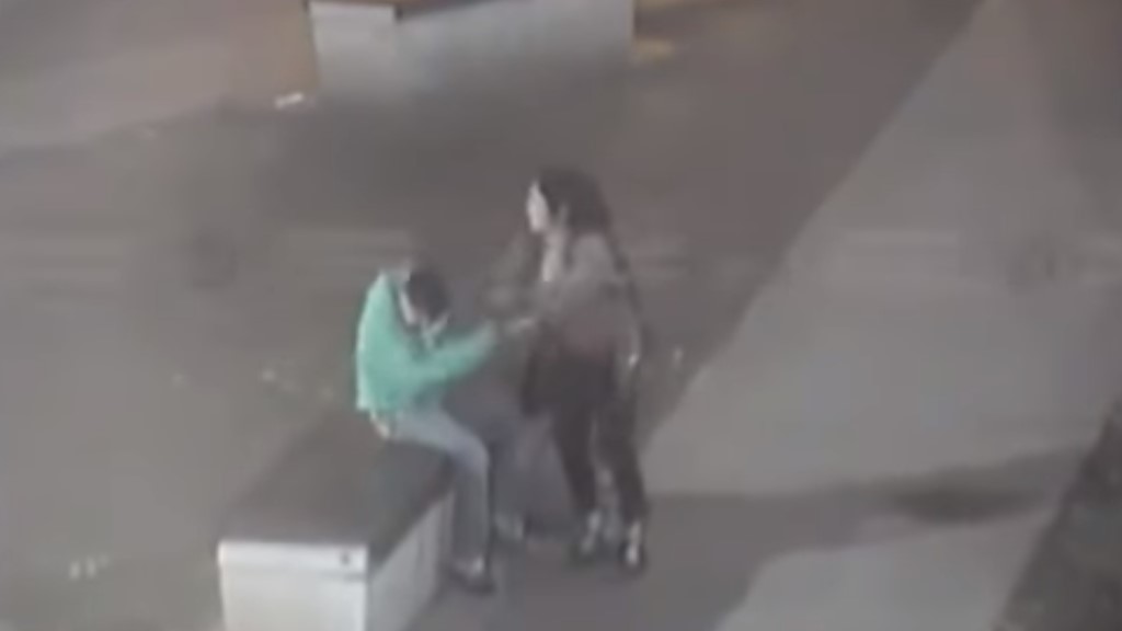 #Video Mujer golpea a su novio y finge desmayo cuando llega la policía