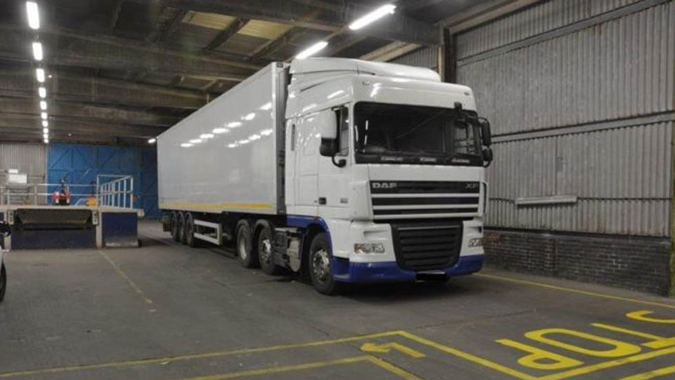 Hallan a 15 menores migrantes ocultos en camión refrigerado en Reino Unido